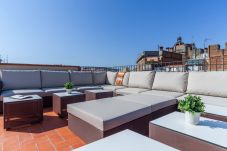 Ferienwohnung in Barcelona - Family DELUXE amplio piso con terraza y piscina en Barcelona centro