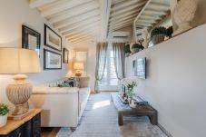 Ferienwohnung in Lucca - Unwind Yourself on a Panoramic Terrace inside Lucca