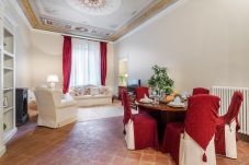 Ferienwohnung in Lucca -  Jenseits des außergewöhnlichen romantischen ruhigen geräumigen Apartments neben dem Guinigi Tower