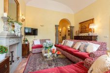 Ferienwohnung in Lucca - Spacious Ground Floor Apartment with Private Garden Inside the Walls of Lucca