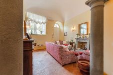 Ferienwohnung in Lucca - Spacious Ground Floor Apartment with Private Garden Inside the Walls of Lucca