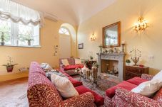 Ferienwohnung in Lucca - Spacious Ground Floor Apartment with Private Garden Inside the Walls of Lucca