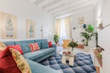 Ferienwohnung in Lucca - Luxury 3 Bedrooms Apartment with Elevator inside Lucca by the Main Square Piazza San Michele 