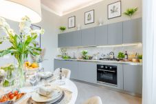 Ferienwohnung in Lucca - Casa Gina, a modern charming urban retreat with free parking by the train station and the Walls of Lucca