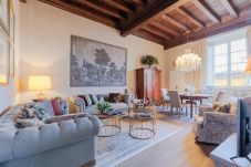 Ferienwohnung in Lucca - Luxury 3 bedrooms Apartment Amazing Views over the Amphiteatre Square inside the Walls of Lucca