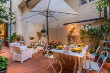 Ferienwohnung in Lucca - The Garden Along The Stream, romantic apartment with private garden inside the walls of Lucca