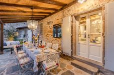 Villa in Pieve di Compito - Dimora delle Camelie, a traditional stylish stone farmhouse with garden on the hills of Compitese between Lucca and Pisa