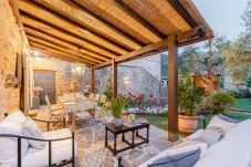 Villa in Pieve di Compito - Dimora delle Camelie, a traditional stylish stone farmhouse with garden on the hills of Compitese between Lucca and Pisa