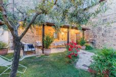 Villa in Pieve di Compito - Dimora delle Camelie, a traditional stylish stone farmhouse with garden on the hills of Compitese between Lucca and Pisa