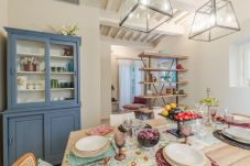 Ferienwohnung in Lucca - Vissi D'Arte, a Luxury Ground Floor Apartment with Private Garden inside the Walls of Lucca