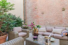 Ferienwohnung in Lucca - Vissi D'Arte, a Luxury Ground Floor Apartment with Private Garden inside the Walls of Lucca