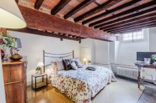 Ferienwohnung in Lucca - Elegant Apartment in a Quiet Street inside the Walls Of Lucca