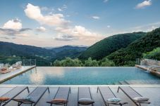 Villa in Pescaglia - Villa Grema, a Farmhouse with Private Infinity Pool between Lucca and the Beach