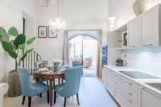 Ferienwohnung in Lucca - Ground Floor 2 Bedrooms Modern Apartment with private garden and pool inside the walls of Lucca