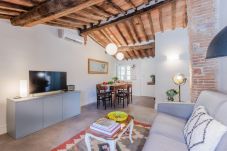 Ferienwohnung in Lucca - Casa Ledesma, modern apartment for 4 guests with balcony inside the walls of Lucca