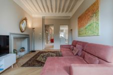 Ferienwohnung in Lucca - Casa Pino 2 bedrooms 2 bathrooms contemporary apartment facing Piazza Anfiteatro