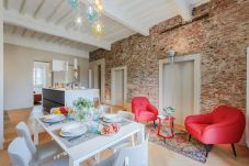 Ferienwohnung in Lucca - Casa Pino 2 bedrooms 2 bathrooms contemporary apartment facing Piazza Anfiteatro