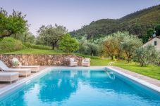 Villa in Capannori - Citrus Charm Farmhouse, a Country Villa with Pool on the hills of Lucca