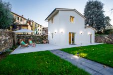 Ferienwohnung in Lucca - The City Oasis, a Villa inside Lucca with Private Garden