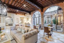 Ferienwohnung in Lucca - The Lucca Heritage Retreat, a Spacious Home with Outdoor inside the Walls of Lucca