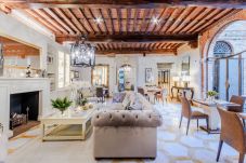 Ferienwohnung in Lucca - The Lucca Heritage Retreat, a Spacious Home with Outdoor inside the Walls of Lucca