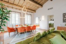 Ferienwohnung in Lucca - Victory Penthouse Contemporary 3 Bedroom Luxury Apartment with Balcony in Lucca