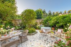 Ferienwohnung in Lucca - Luxury Home Private Garden and Jacuzzi inside the Walls of Lucca