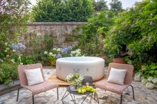 Ferienwohnung in Lucca - Luxury Home Private Garden and Jacuzzi inside the Walls of Lucca