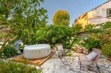 Ferienwohnung in Lucca - Luxury Home Private Garden and Jacuzzi inside the Walls of Lucca