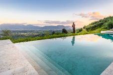 Villa in Lucca - Villa Sunset, Luxury Farmhouse with Infinity Pool and Incredible Views in Lucca