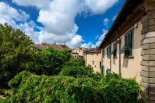 Ferienwohnung in Lucca - GARDEN VISTA Charming 2 Bedrooms 2 Bathrooms Apartment inside the Walls of Lucca