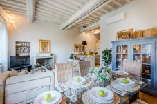 Ferienwohnung in Lucca - GARDEN VISTA Charming 2 Bedrooms 2 Bathrooms Apartment inside the Walls of Lucca