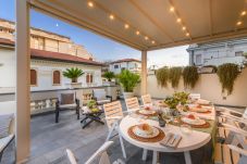 Ferienwohnung in Viareggio - Beachfront 3 Bedrooms Apartment with Terrace in Viareggio