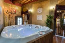 Villa in Capannori - LA DIMORA DEI CONTI: Indulge in a Country Farmhouse Apartment with Jacuzzi Facing the Town!