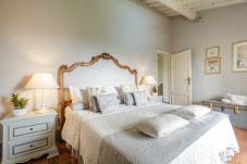 Villa in Capannori - ROMANTIC FARMHOUSE VILLA WITH PRIVATE INFINITY POOL AND GREAT VIEWS IN LUCCA