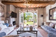 Villa in Lucca - Villa Hilary, a Convenient Luxury 4 bedrooms Villa with Sharing Pool on the Hills by Lucca