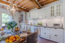 Villa in Lucca - Villa Hilary, a Convenient Luxury 4 bedrooms Villa with Sharing Pool on the Hills by Lucca