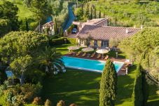 Villa in Lucca - Luxury Wine Estate Villa Framed Among Lucca' Hills