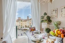 Appartement in Lucca - Luxury 3 bedrooms Apartment Amazing Views over the Amphiteatre Square inside the Walls of Lucca