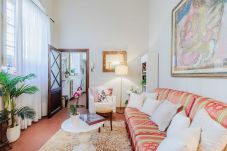 Appartement in Lucca - The Garden Along The Stream, romantic apartment with private garden inside the walls of Lucca