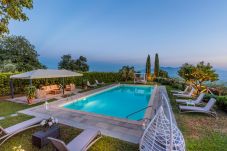 Villa in Lucca - Tuscan Fizz, a traditional Stone Farmhouse with Private Pool and Amazing View among the Vineyards in Lucca