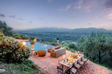 Villa in San Concordio di Moriano - Villa Lina, Luxury Farmhouse with Pool and Amazing View close to Lucca Town Centre