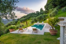 Villa in Lucca - Villa Sunset, Luxury Farmhouse with Infinity Pool and Incredible Views in Lucca