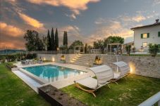 Villa in Montecarlo - Villa Sunkiss: Luxury Farmhouse with Tuscan Flair at I Masi Winery