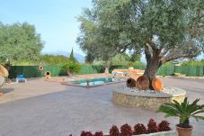 Terraza con piscina rodeada de naturaleza