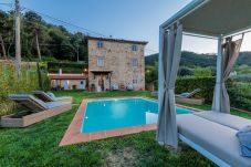 Villa en Pieve di Compito - Villa Aperitivo, Romantic and Panoramic Stone Farmhouse with Private Swimming Pool on the Hills of Lucca close to Lucca, Pisa and the Compitese area