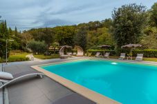 Villa en Lamporecchio - Villa Veranda with shared Pool in a Borgo