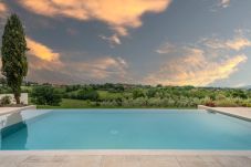 Villa en Montecarlo - Villa Sunkiss: Luxury Farmhouse with Tuscan Flair at I Masi Winery