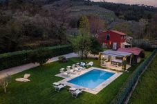 Villa à Capannori - VILLA CATIA Farmhouse. 3 Luxury Bedrooms, a Pool, a Jacuzzi and a Dream-Like Getaway Experience