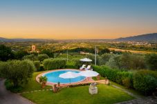 Villa à Lucques - Fairytale Farmhouse Villa with Views and Pool